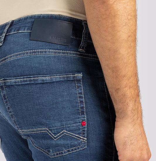 Mac Jeans Arne Pipe Slim jeans made of summery lightweight denim.