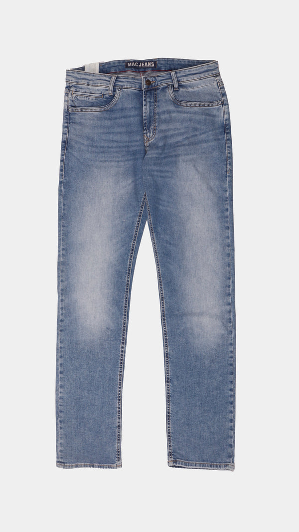 Mac Jeans Arne Pipe Slim jeans with a vintage look light blue authentic wash.